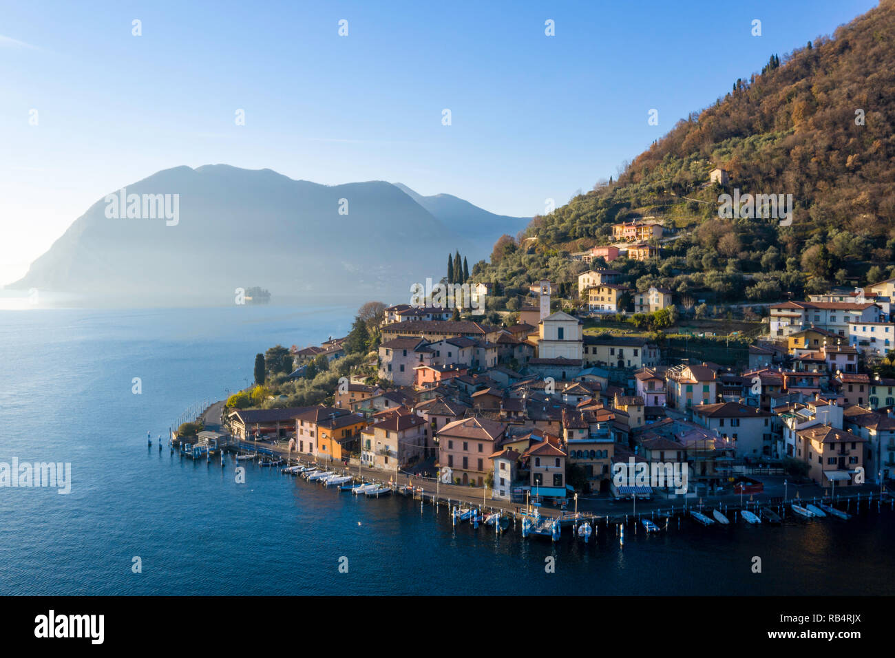 Montañas, ríos y lagos cielos despejados, hermosos paisajes de Italia Foto de stock