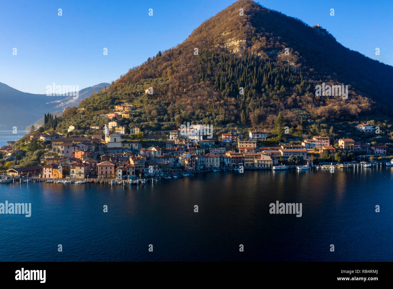 Montañas, ríos y lagos cielos despejados, hermosos paisajes de Italia Foto de stock