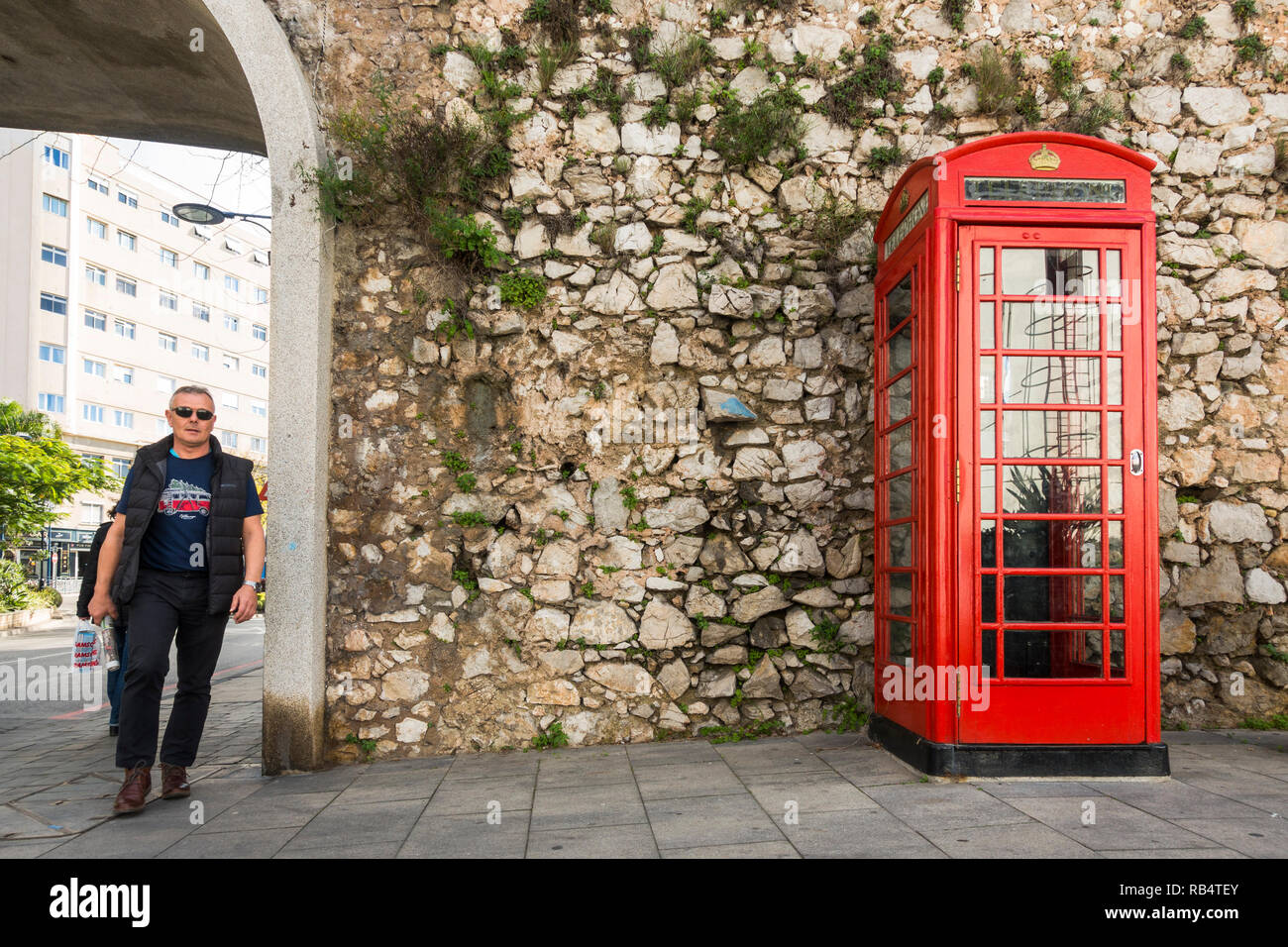 La roca de Gibraltar. Un cuadro Teléfono rojo tradicional británico en Gibraltar, territorio de ultramar, Europa. Foto de stock