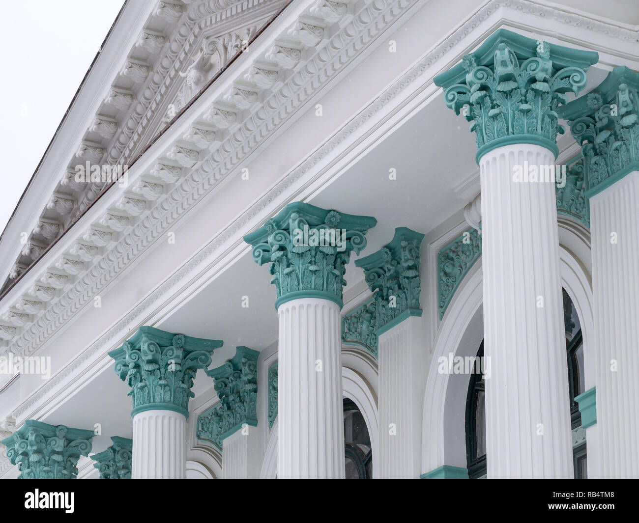Columnas de orden corintio, detalle arquitectónico de órgano edificio Hall (Sala cu Orga), Chisinau, Moldova Foto de stock