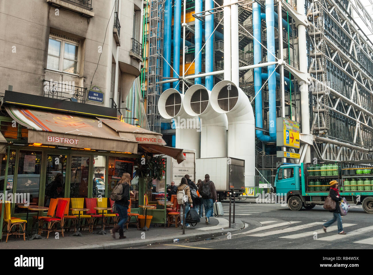 Escena de una calle de París, invierno, contrastando el viejo estilo de la arquitectura Parisina de un pequeño café junto a la arquitectura radical del Centro Pompidou. Foto de stock