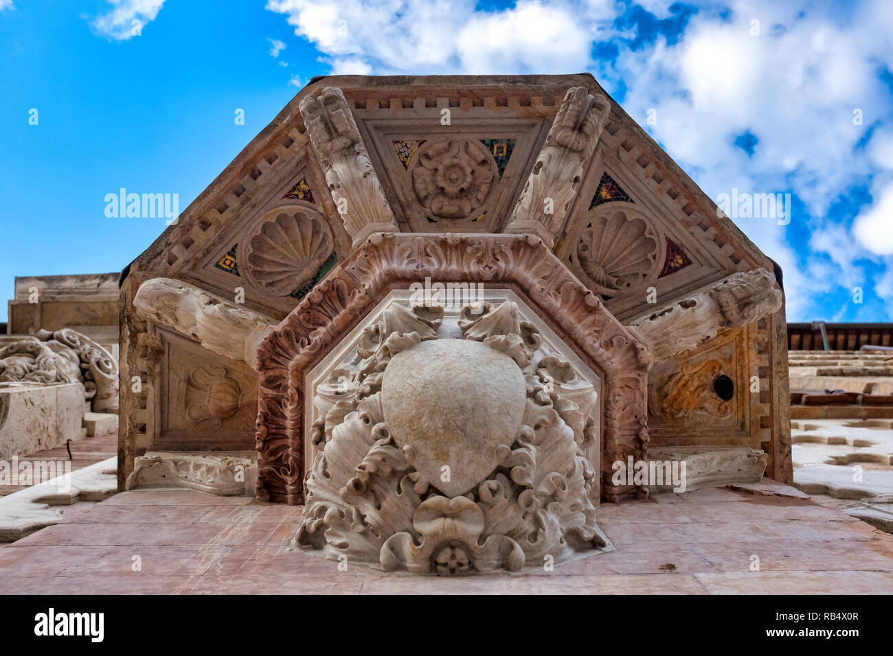 Detalles inferior del San Bernardino da Siena púlpito en el Duomo di Perugia, Italia Foto de stock