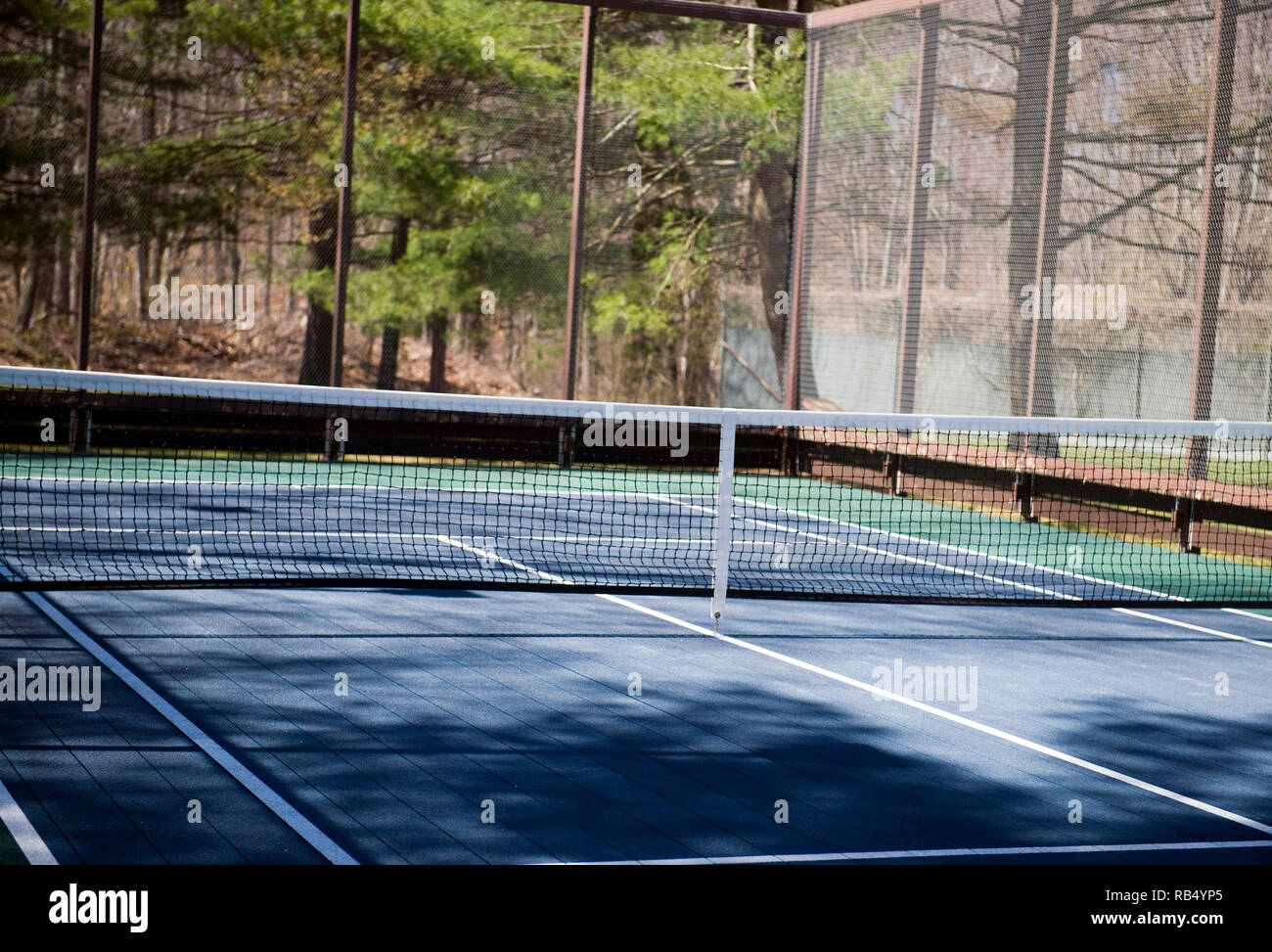 Plataforma de paddle tenis en maderas en entorno suburbano club privado Foto de stock