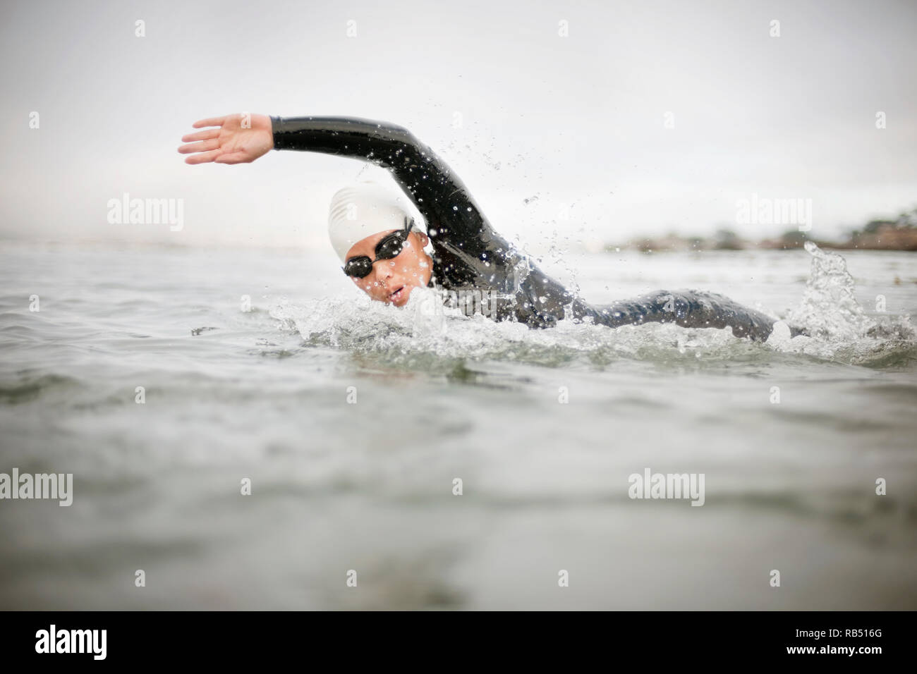 Retrato De Un Nadador Femenino Que Lleva Un Gorro De Baño Y Gafas
