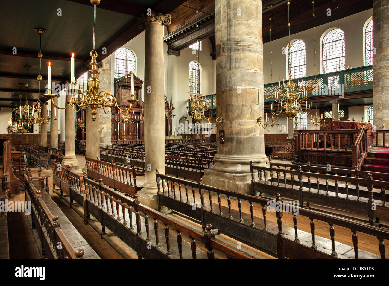 Los Países Bajos, Amsterdam, la sinagoga portuguesa desde 1675. El edificio principal no tiene electricidad. Durante las vacaciones, la sinagoga está iluminado por velas 1000 Foto de stock