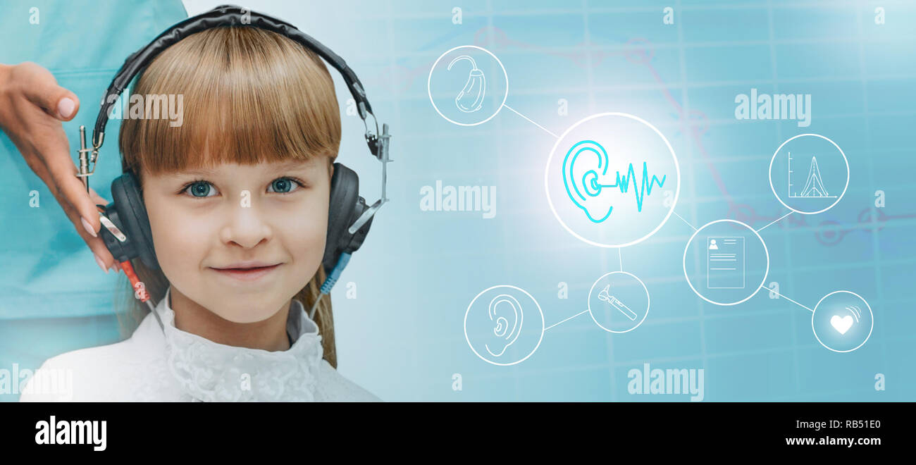 Poco pacientes usando audífonos obteniendo una prueba de audición cerca  holográfico médico interactivo iconos. El futuro de las tecnologías de  examen de audición Fotografía de stock - Alamy
