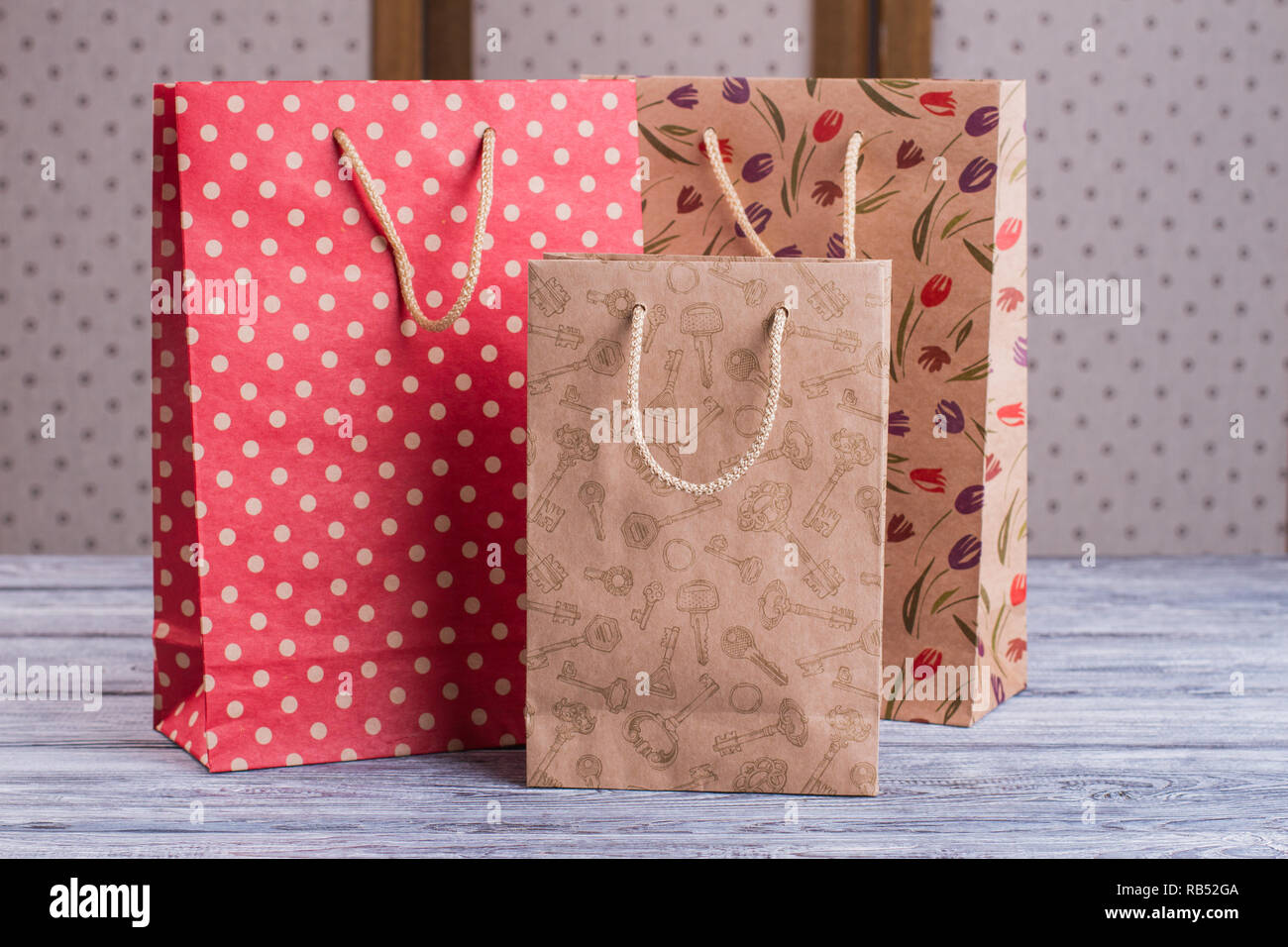 Tres bolsas de regalo con papel kraft de impresión. Rojo y marrón bolsas de papel  estampadas. Paquetes de regalo de papel natural Fotografía de stock - Alamy
