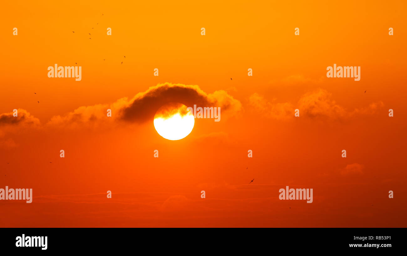 Gran sol brillante en el cielo con el color amarillo naranja rojo la gradación de colores, 200mm teleobjetivo ＋×2（）. Foto de stock