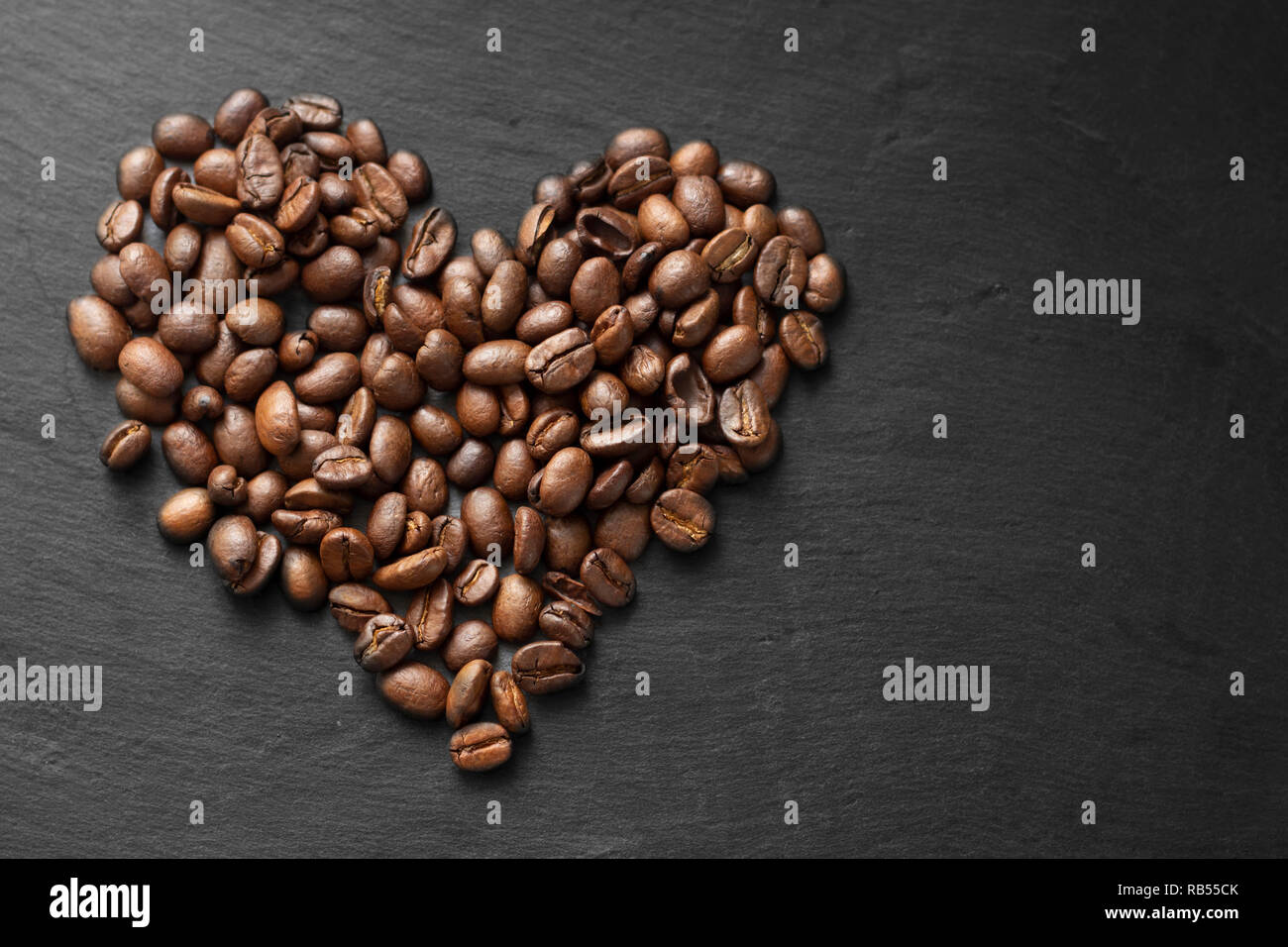 Símbolo de corazón hecho de granos de café. Foto de stock