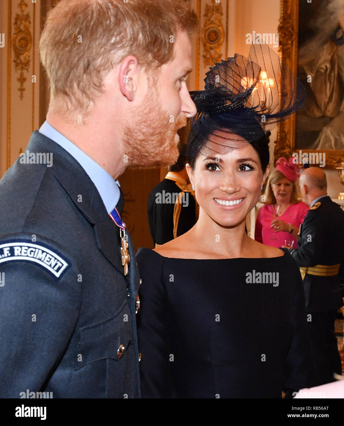 Príncipe Harry y Meghan, los Duques de Sussex, asistir a una recepción para 100 miembros de la Real Fuerza Aérea en el Palacio de Buckingham en Londres, Inglaterra, el día 10 de julio de 2018 para celebrar el centenario de la Real Fuerza Aérea. Foto de stock