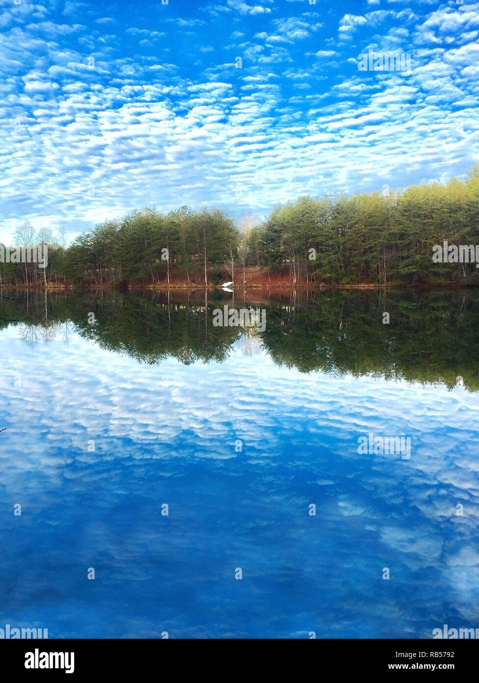 El paisaje reflejado en un lago Foto de stock