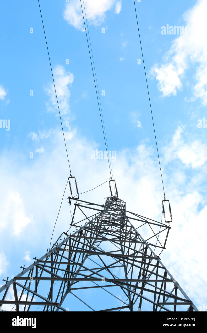 Sobrecarga de la transmisión de electricidad a través de líneas de alta  tensión con cuerdas entre altas columnas Fotografía de stock - Alamy
