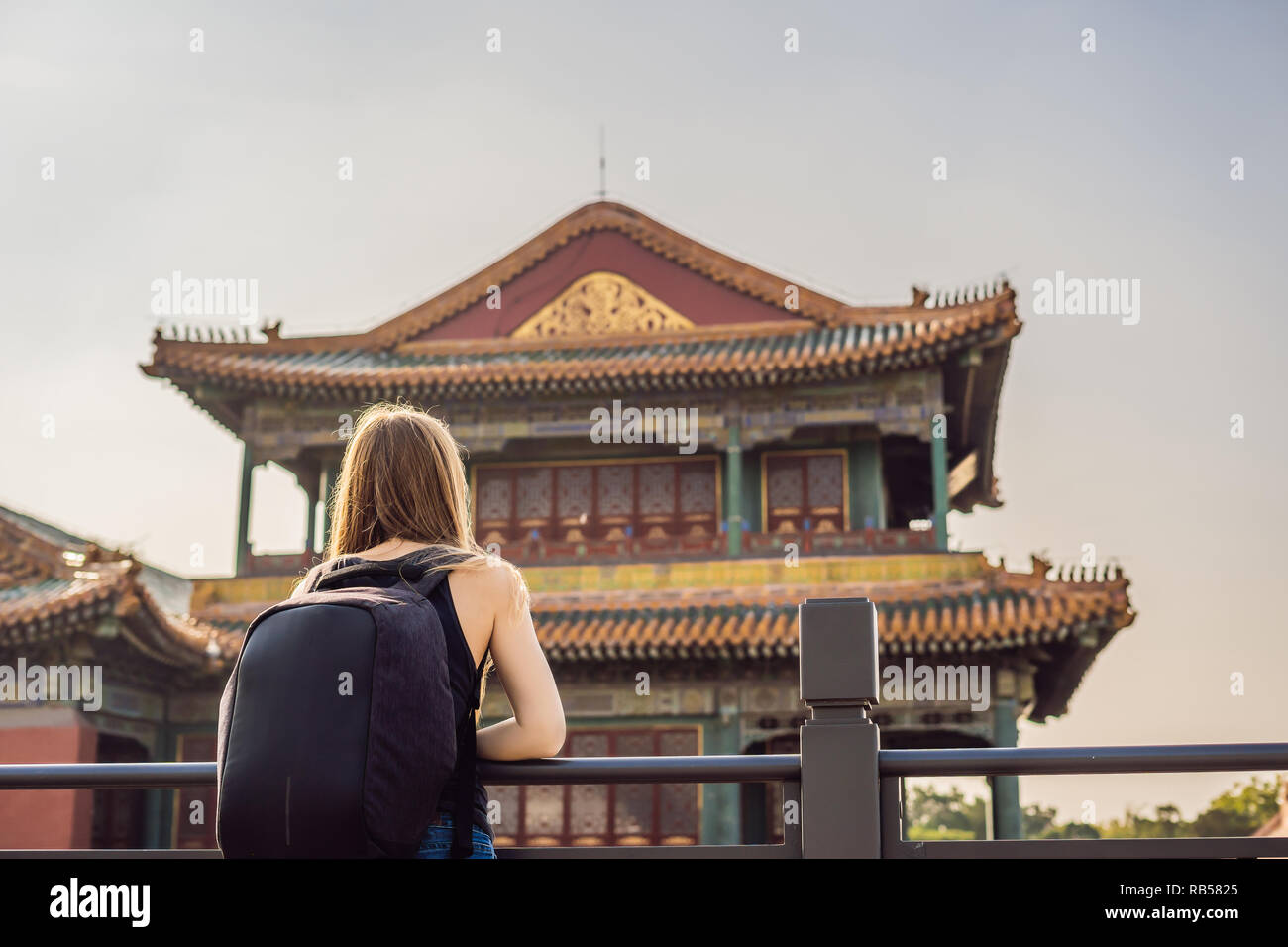 Disfrutar de vacaciones en China. Mujer joven en la Ciudad Prohibida.  Viajar a China concepto. Visa de tránsito libre 72 horas, 144 horas en China  Fotografía de stock - Alamy