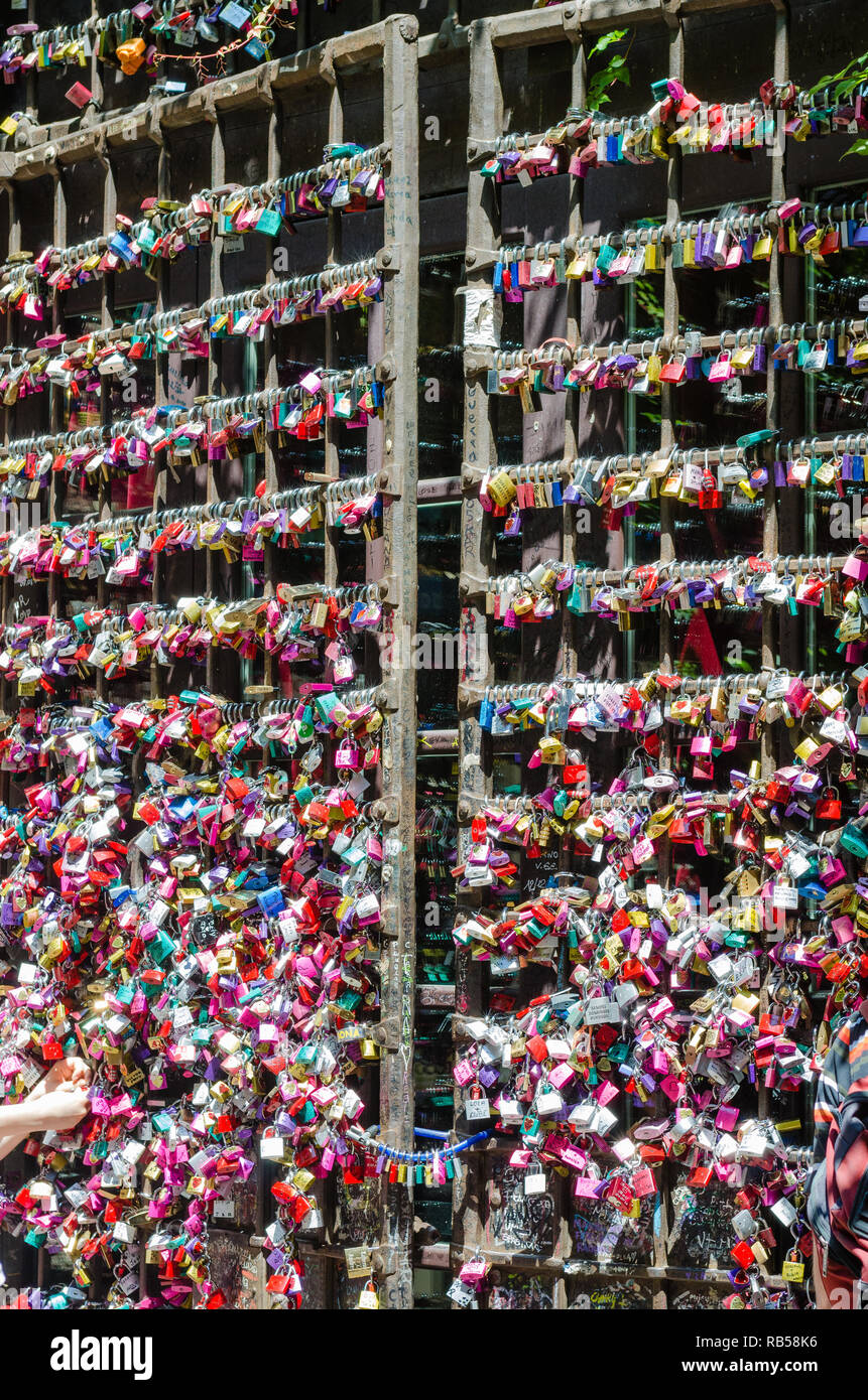 Puerta de entrada a la casa de Julieta en Verona. Llena de coloridos candados dejados por los amantes de la promesa de respeto mutuo amor. Concepto de lealtad en l Foto de stock