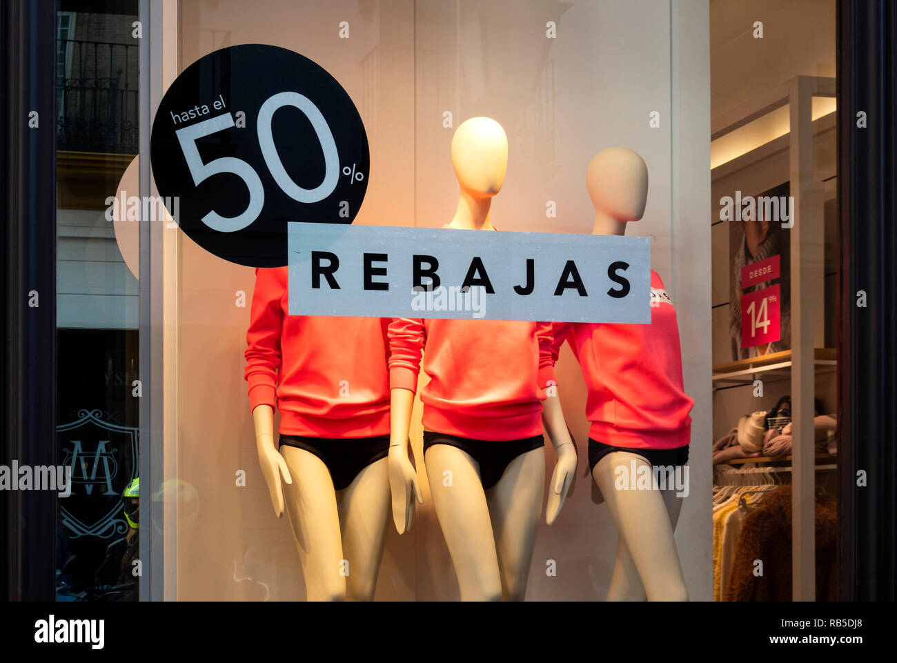 Los se muestran en la ventana de una tienda de ropa de mujer en Sevilla, España Fotografía de stock Alamy
