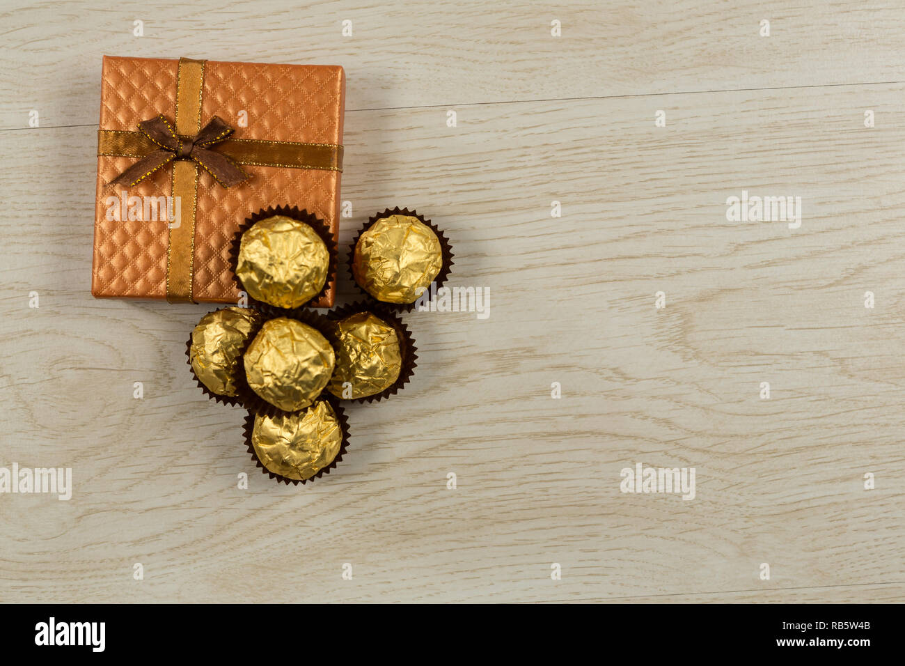 Caja de regalo y chocolates sobre mesa de madera Fotografía de stock - Alamy Caja De Regalo Y Chocolates Sobre Mesa De Madera Fotografía De Stock - Alamy