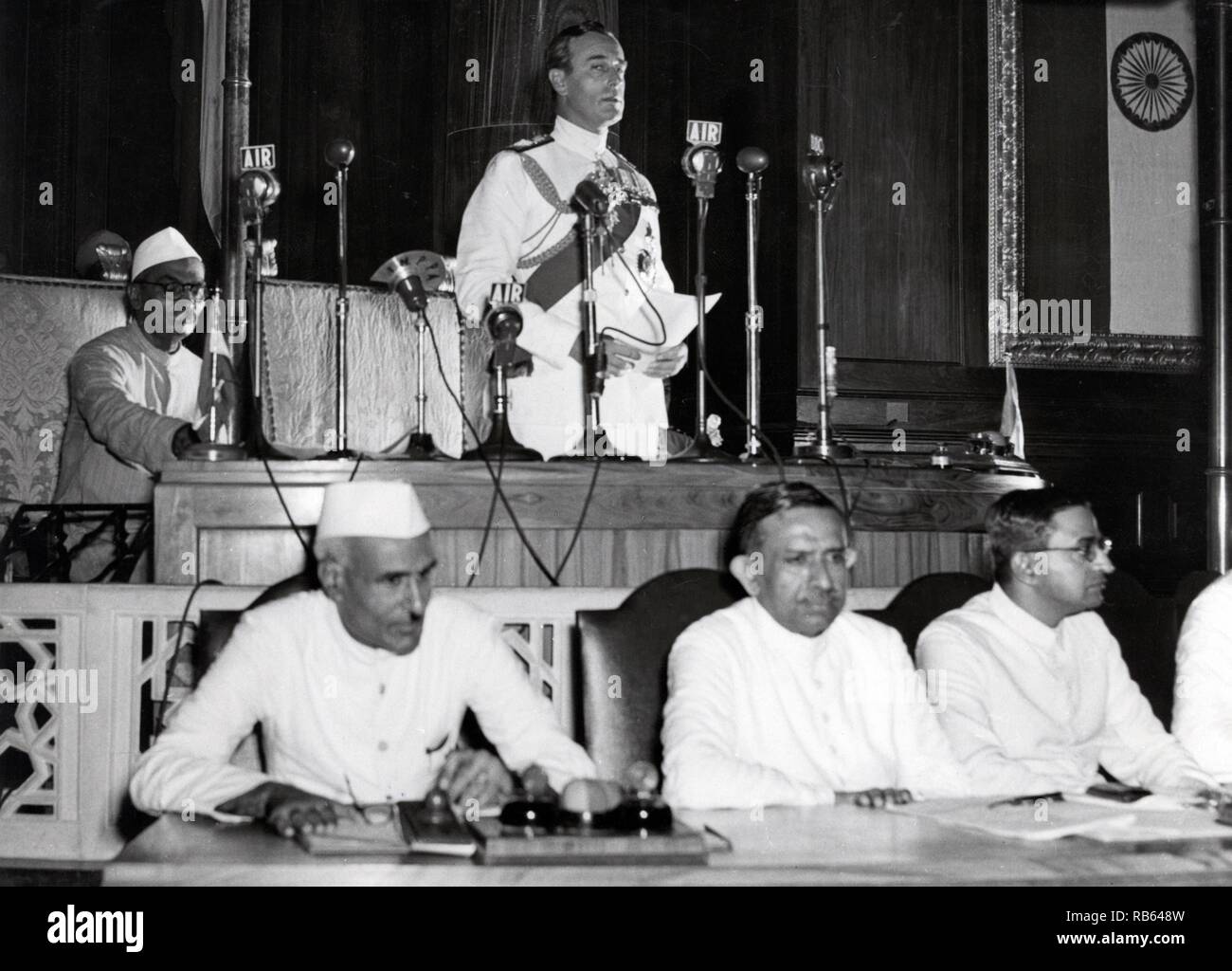 Jawaharlal Nehru y Lord Mountbatten declarar la independencia de la India en la Asamblea Constituyente, Delhi el 15 de agosto de 1947 Foto de stock