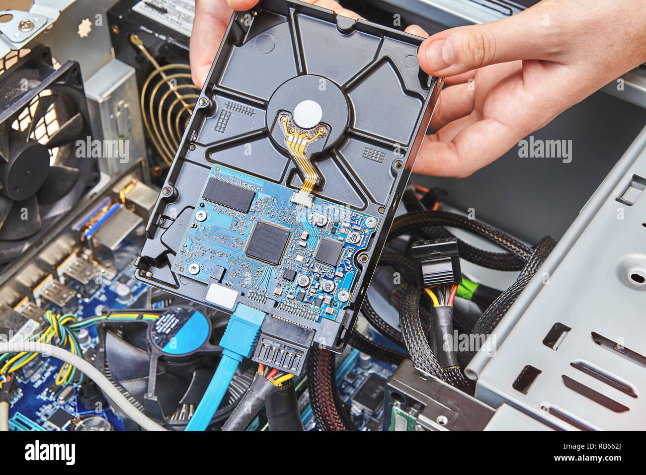 Reparador es instalar un disco duro interno de la PC de escritorio, de  cerca Fotografía de stock - Alamy