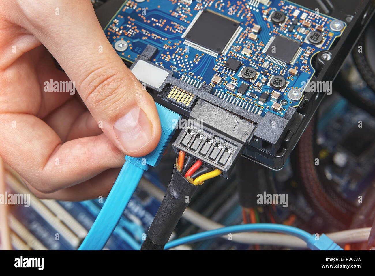 Enchufe el cable de datos a los conectores SATA en el disco duro del PC