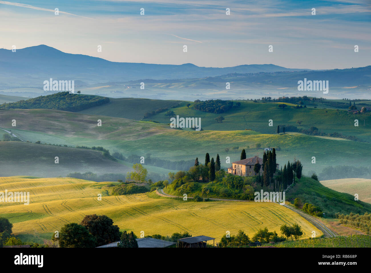 Amanecer sobre Podere Belvedere y la campiña toscana, cerca de San Quirico d'Orcia, Toscana, Italia Foto de stock