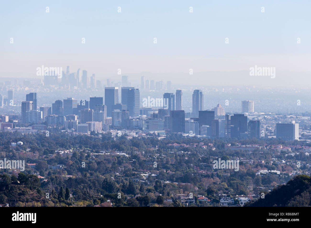 Niebla por la mañana vista al paisaje urbano hacia el siglo de la ciudad y el centro de Los Ángeles, proveniente del sendero de trekking en las montañas de Santa Mónica. Foto de stock