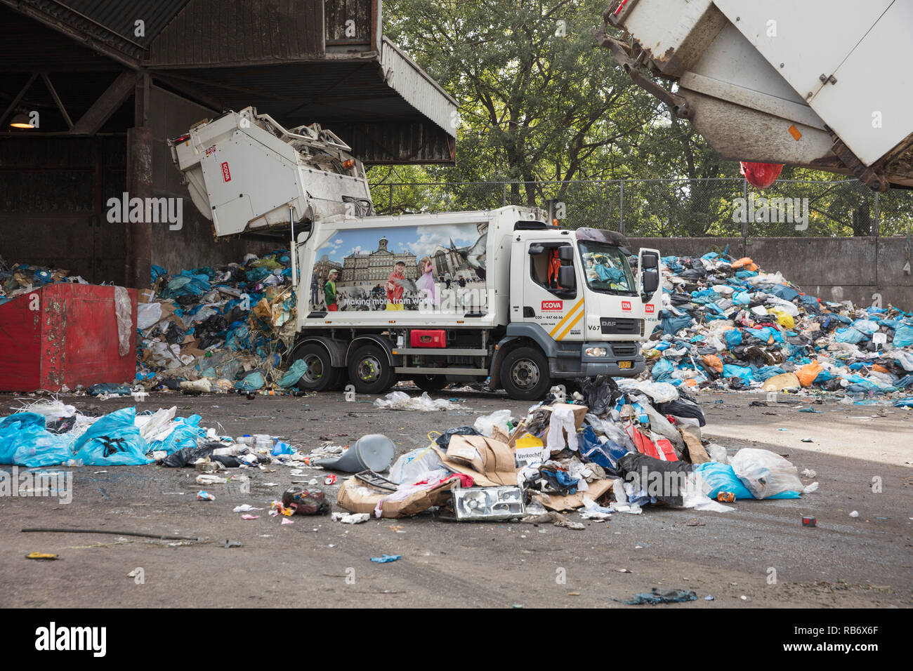 Empresa de reciclaje ICOVA ( Shanks Group ). Recogida de basuras. Amsterdam, Países Bajos. Foto de stock