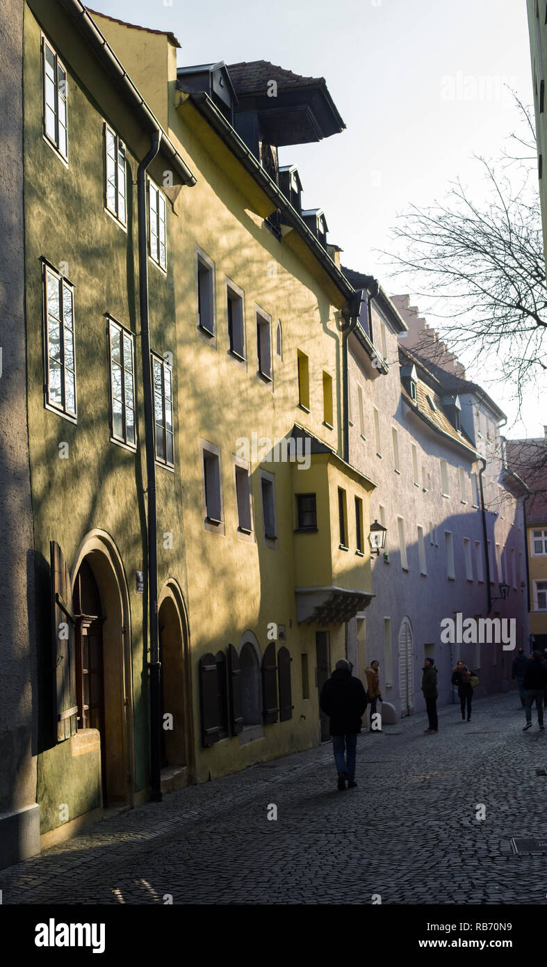 El invierno sol proyecta la sombra de un árbol en viejas casas Engelburgergasse, Ratisbona, Baviera, Alemania Foto de stock