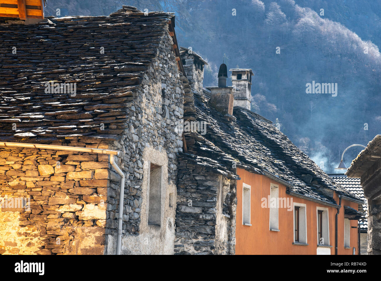 La aldea de Bignasco con históricas casas Foto de stock