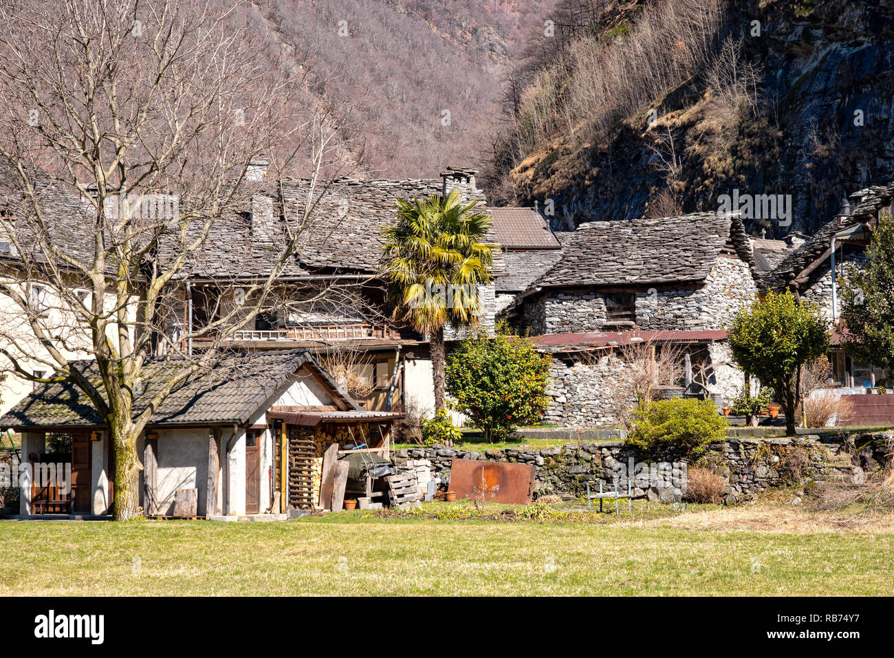 La aldea de Bignasco con históricas casas Foto de stock