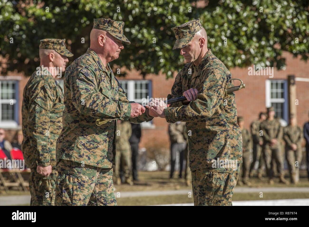 Cuerpo de Marines de EE.UU Gral. Gen. Walter L. Miller Jr., a la izquierda, el comandante general de la Fuerza Expedicionaria de la Marina II (MEF), pasa el suboficial espada a Sgt. Richard D. Gral Trilla, durante el emblemático pasando de la espada de Office como parte de una ceremonia de nombramiento y de socorro en Marine Corps Base Camp Lejeune, N.C., el 15 de diciembre, 2016. El Sgt. Gral. Bryan K. Zickefoose cesó en su cargo como II MEF sargento mayor de Sgt. Richard D. Gral Trilla. Foto de stock