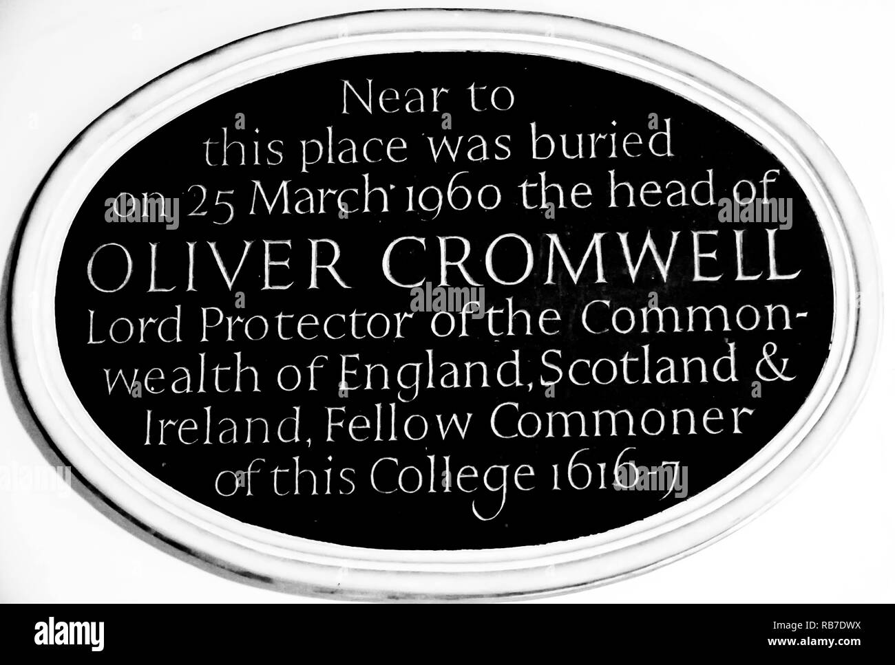 Sidney Sussex College de Cambridge (Inglaterra): la placa en la capilla, lugar de enterramiento de la cabeza de Oliver Cromwell Foto de stock