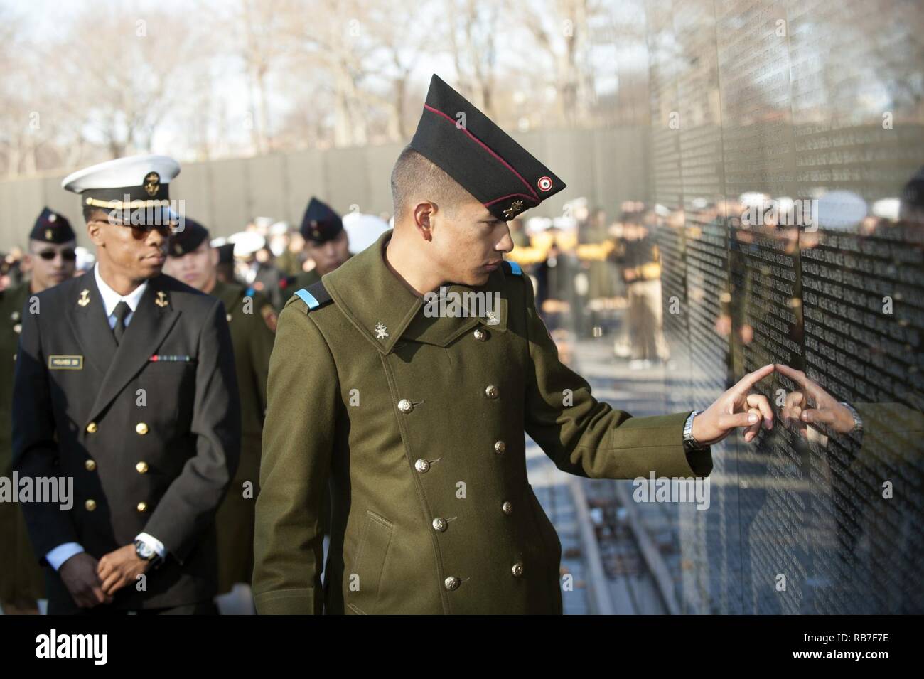 WASHINGTON D.C. (Dec. 03, 2016) un cadete de la academia militar mexicano  opiniones nombres en el Vietnam Veterans Memorial. El equipo de fútbol de  la USNA Sprint y los cadetes de la