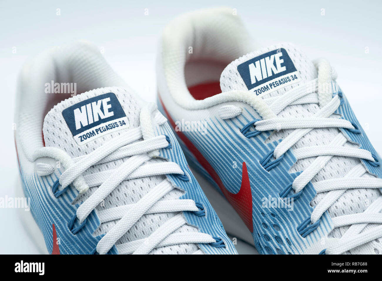 jaula presupuesto la licenciatura Blanco y azul Nike Pegasus 34 zapatillas sobre fondo blanco Fotografía de  stock - Alamy