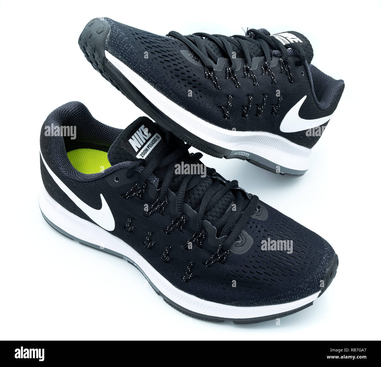 Negro par de zapatillas Nike Pegasus 33 recorte aislado sobre fondo blanco  Fotografía de stock - Alamy