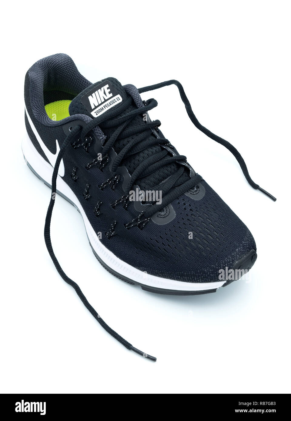 Negro zapatilla Nike Pegasus 33 recorte aislado sobre fondo blanco  Fotografía de stock - Alamy