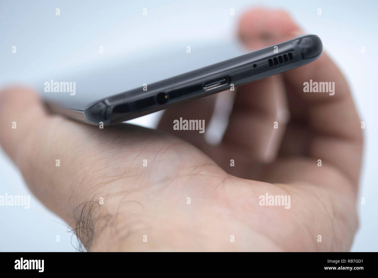 USB-C Puerto de carga, puerto de salida de auriculares de 3,5 mm, micrófono y altavoz rejillas en la parte inferior de un Samsung Galaxy S8 plus teléfono inteligente Foto de stock
