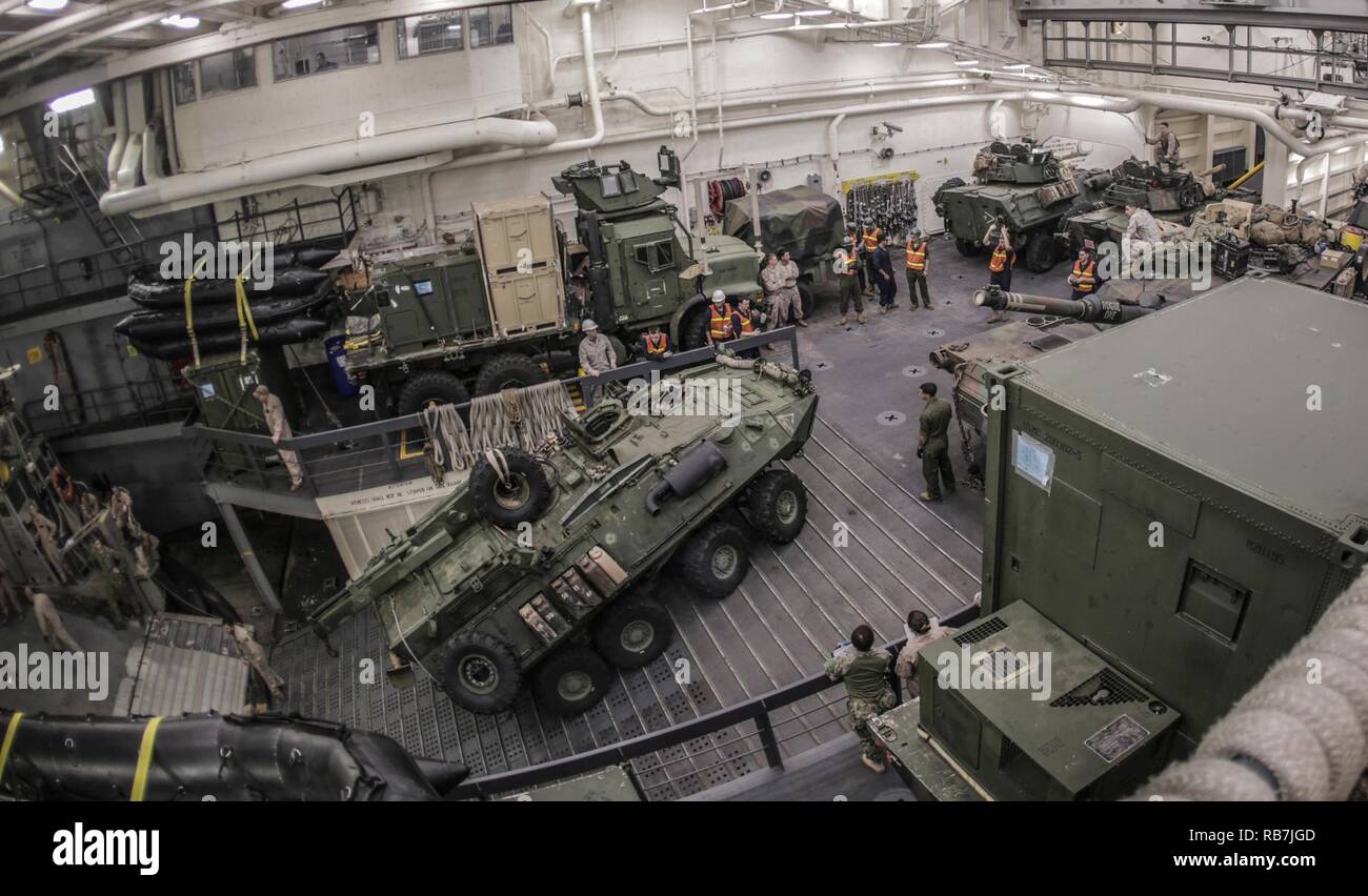 Hrb, ddg 80, destructor, DQ503, Elberg, honrarlos, Japón, DG6, Mar Mediterráneo, marina, PTM, Pearl Harbor Pearl Harbor 75, PH75 PH75USN, Roosevelt Saillors, marineros, Sasebo, Taylor, usn, USS, USS Bonhomme Richard, Wasp ARG Foto de stock