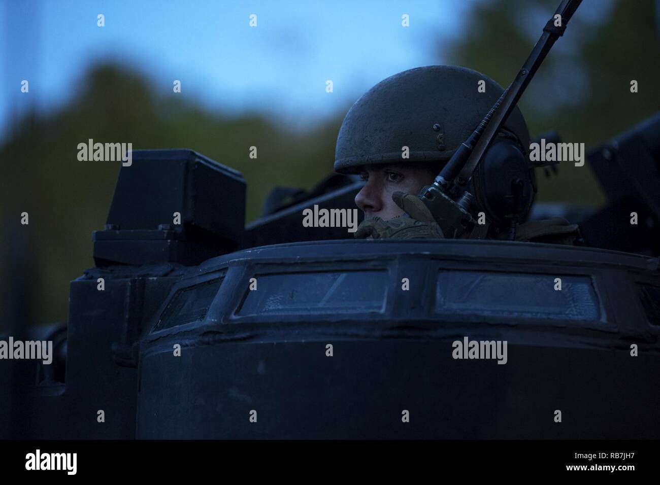 1 Sgt. Carl Jacobsen, se comunica a través de una radio mientras viajaba en  un vehículo de asalto anfibio durante un mecanizado raid 5 de dic, 2016 en  Camp Lejeune, Carolina del