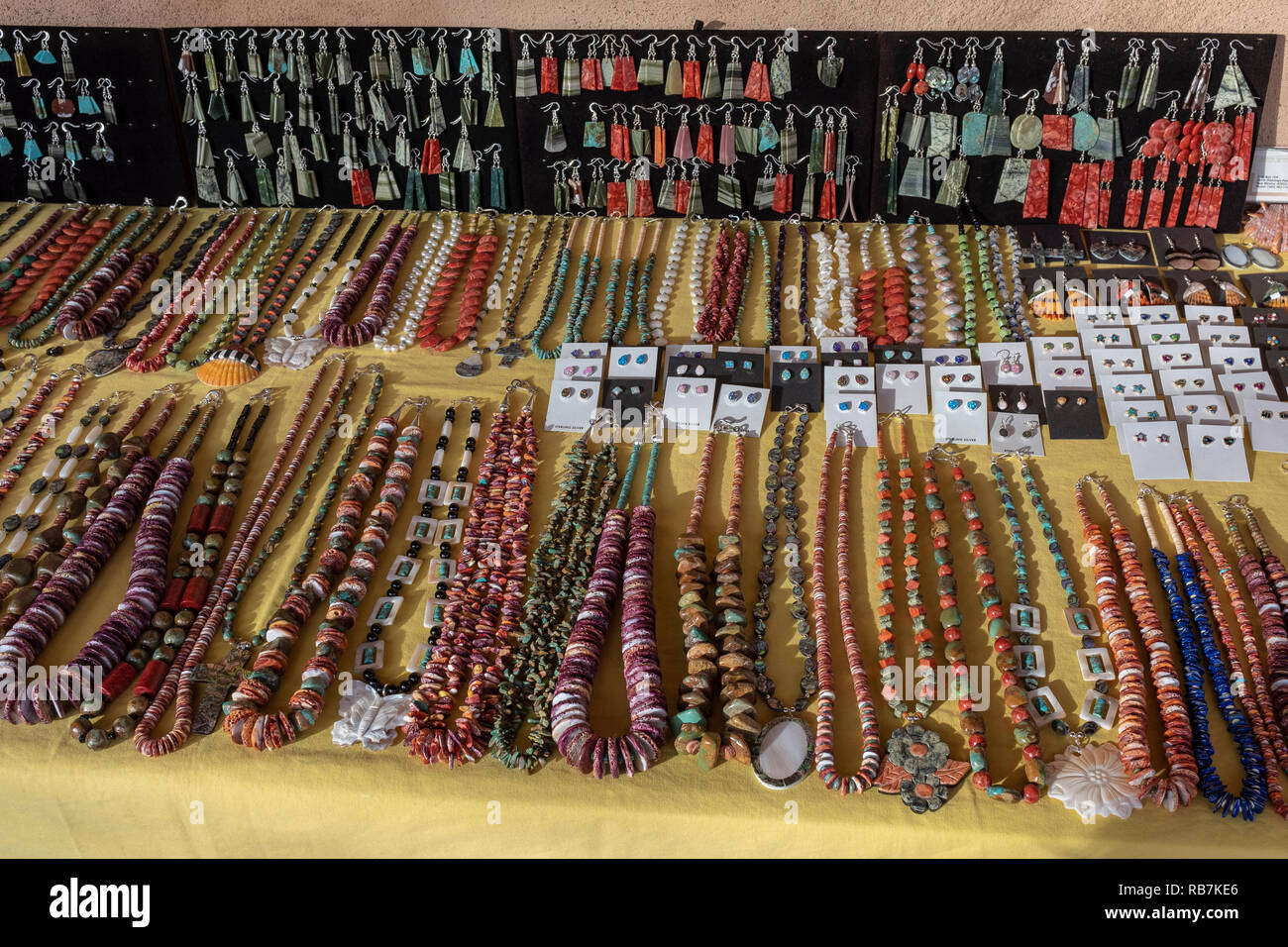 Joyería americana nativa para la venta en el casco antiguo de la ciudad de  Albuquerque, Nuevo México Fotografía de stock - Alamy