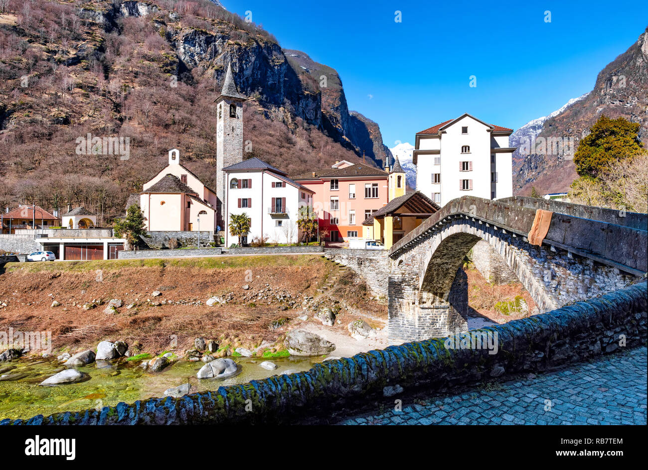 Montaña, Suiza, Puente - estructura construida, los Alpes, el valle de Maggia Foto de stock