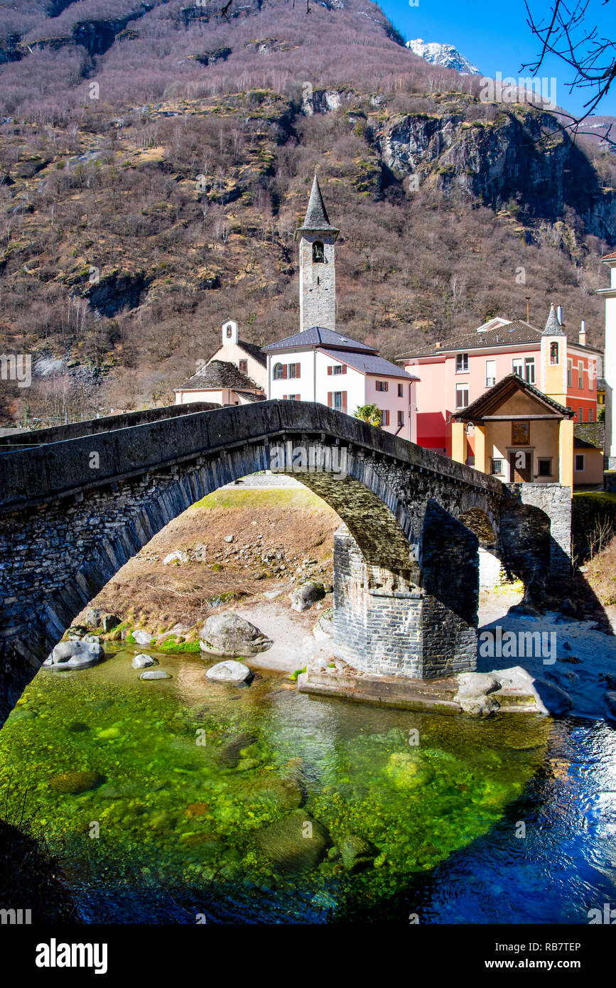 Montaña, Suiza, Puente - estructura construida, los Alpes, el valle de Maggia Foto de stock
