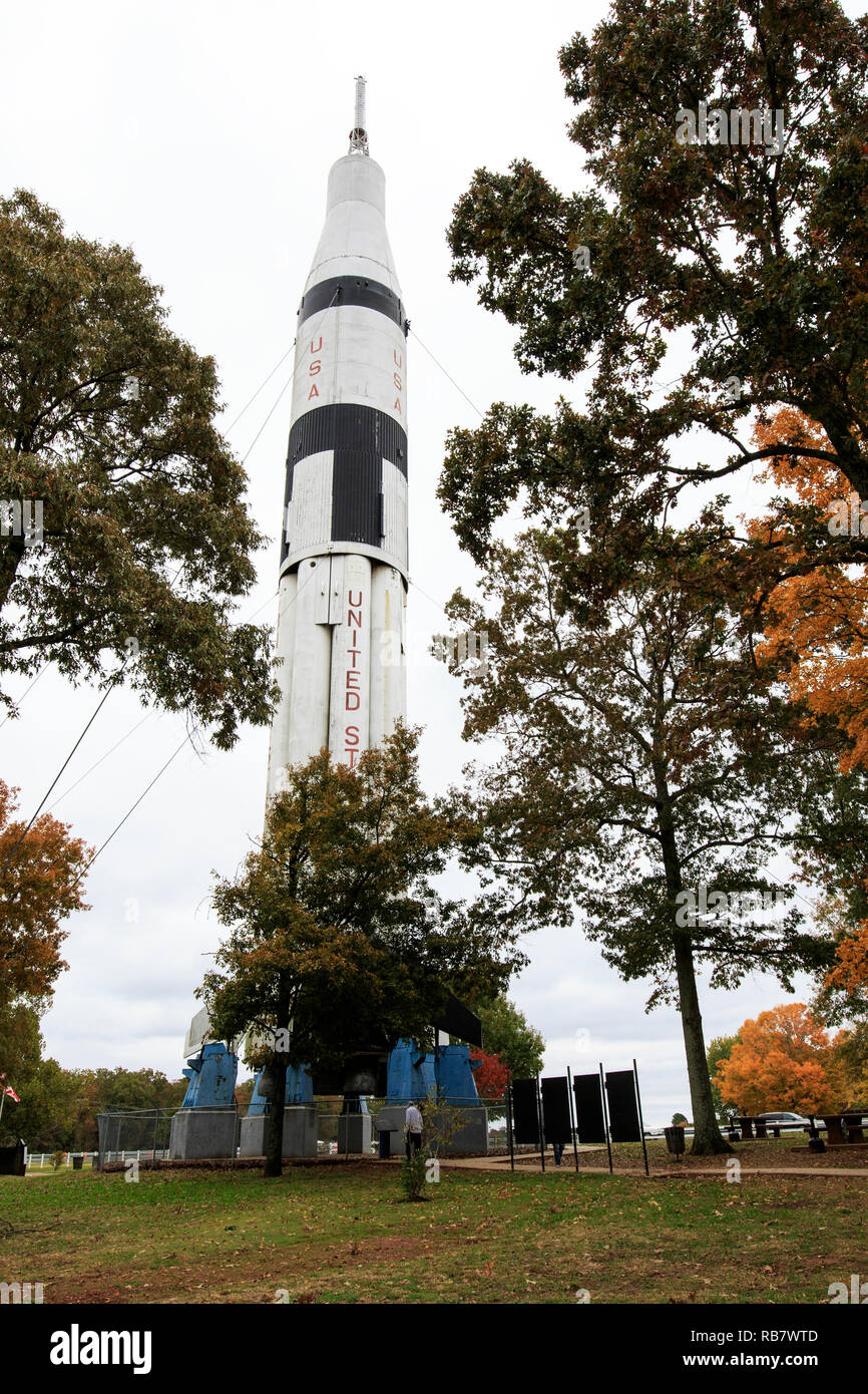 Cohete Saturno 1B en la pantalla en una parada de descanso a lo largo de i=65 en Alabama. Foto de stock