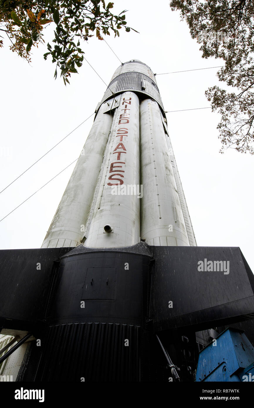 Cohete Saturno 1B en la pantalla en una parada de descanso a lo largo de i=65 en Alabama. Foto de stock