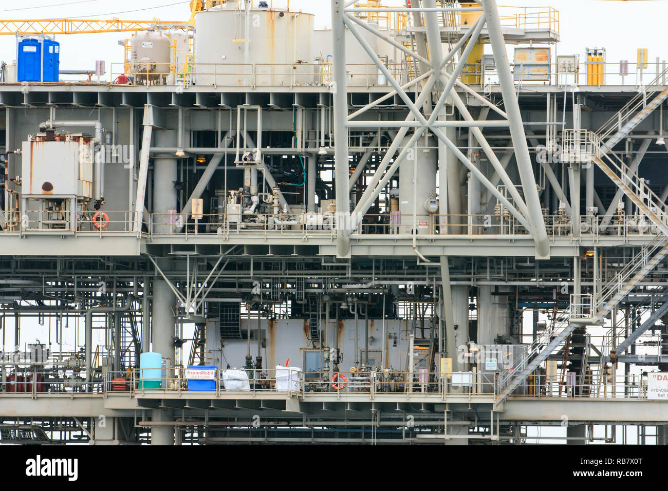 Detalle de la torre de perforación de petróleo en el Golfo de México, la bahía Mobile Bay al sur de Mobile, Alabama. Foto de stock