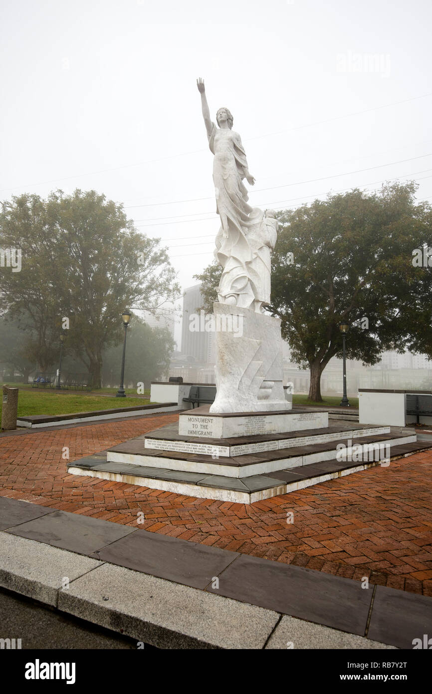 Monumento a la estatua de inmigrantes a lo largo de la orilla del mar en el centro de Nueva Orleans creado por Franco Alessandrini Foto de stock