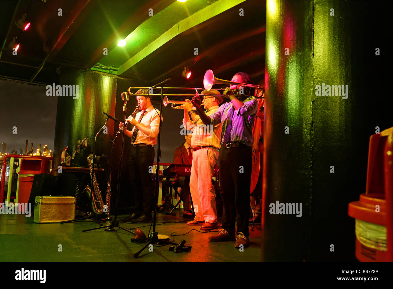 Jazz Band tocando la cena crucero Steamboat Natchez Foto de stock