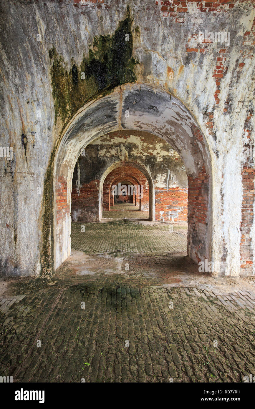 Fort Morgan en la bahía de Mobile, Alabama. Cañones de túnel donde antes estaban colocados. Foto de stock