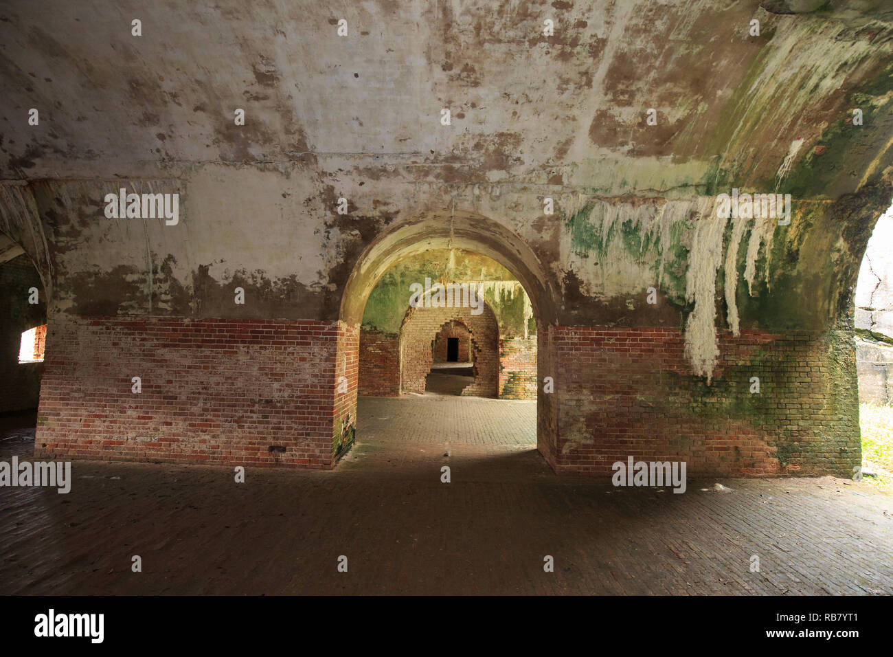 Fort Morgan en la bahía de Mobile, Alabama. Cañones de túnel donde antes estaban colocados. Foto de stock