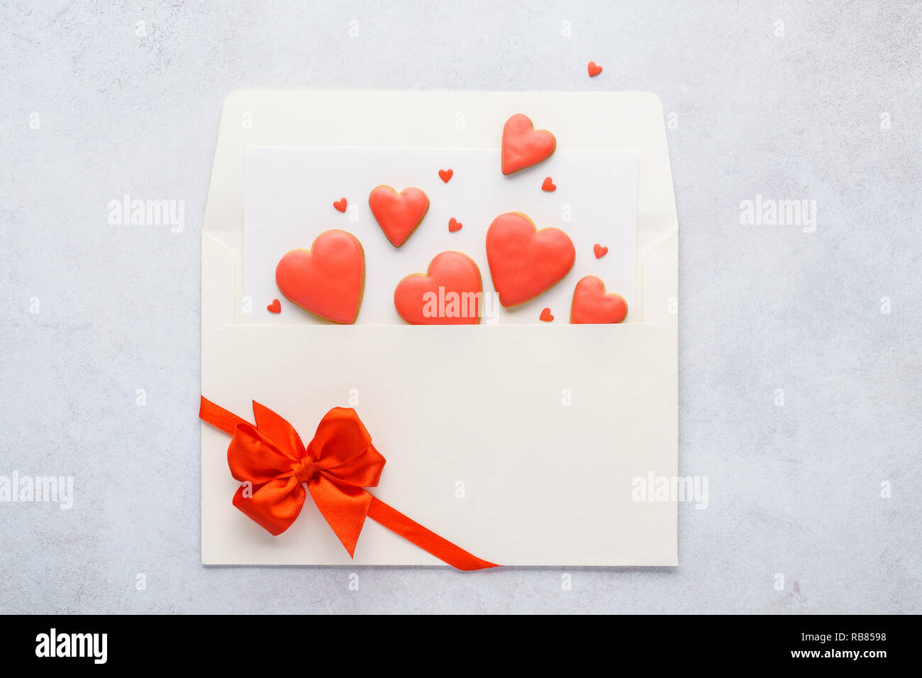Corazón rojo en forma de cookies fly out de sobres decorados con cinta.  Concepto del Día de San Valentín. Copie el espacio. Sentar planas  Fotografía de stock - Alamy