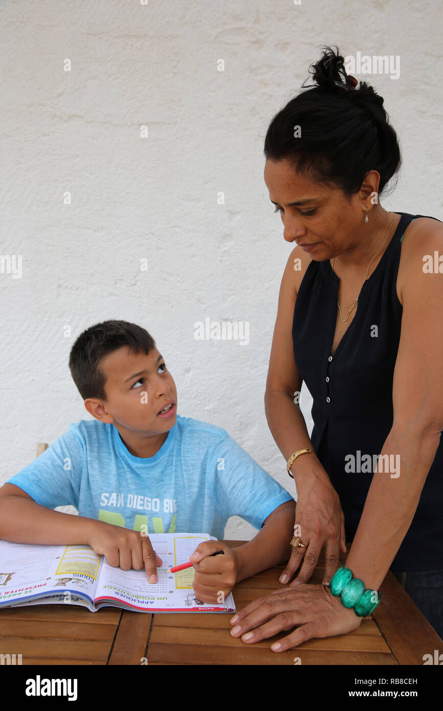 11-año-viejo muchacho ayudó con sus deberes por su madre en Salento, Italia Foto de stock